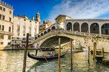 Gondolą wśród włoskich uliczek Architektura Fototapeta