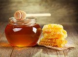 jar of honey with honeycomb  Plakaty do kuchni Plakat