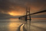 Ponte Vasco da Gama a romper pelo nevoeiro  Fototapety Mosty Fototapeta