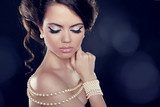 Beautiful woman with a pearl necklace on the bared shoulders  Ludzie Obraz
