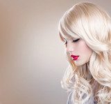 Blonde Woman Portrait. Beautiful Blond Girl with Long Wavy Hair  Ludzie Obraz