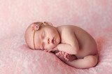 Sleeping Newborn Baby Girl on Pink  Ludzie Plakat
