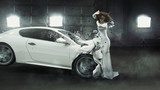 Alluring fashionable lady in the middle of car crash  Fototapety do Pokoju Nastolatka Fototapeta