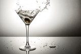 Olive splashing on martini  Obrazy do Jadalni Obraz