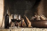 Copas de vino y botella de vino tinto, mano, brindis  Obrazy do Jadalni Obraz