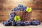 grape in wooden basket  Obrazy do Kuchni  Obraz