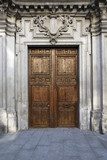 Old door in majestic building entrance Styl Klasyczny Fototapeta