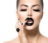 Vogue Style Fashion Girl with Trendy Caviar Black Manicure  Ludzie Plakat