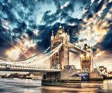 Beautiful sunset colors over famous Tower Bridge in London  Architektura Plakat