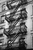 FaÃ§ade avec escalier de secours noir et blanc - New-York  Fototapety Czarno-Białe Fototapeta
