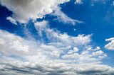 Sommerlicher Himmel mit weiÃen Wolken und Gewitterwolken  Niebo Fototapeta