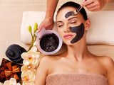 Cosmetologist smears cosmetic mask on the face of  woman  Obrazy do Salonu SPA Obraz