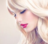 Beautiful Blond Girl with Healthy Long Wavy Hair. White Hair  Obrazy do Salonu Fryzjerskiego Obraz