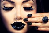 Beauty Fashion Girl with Trendy Caviar Black Manicure and Makeup  Obrazy do Salonu Kosmetycznego Obraz