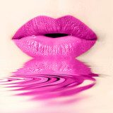 Bouche de femme rose, reflet  Obrazy do Salonu Kosmetycznego Obraz