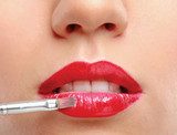 Woman's lips holding make up brush  Obrazy do Salonu Kosmetycznego Obraz