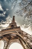U stóp Eiffla - Paryż  Fototapety Wieża Eiffla Fototapeta