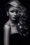 beauty girl curls monochrome_3 Fototapety do Salonu Fryzjerskiego Fototapeta