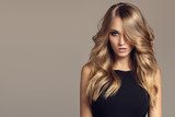 Blond, szyk i prezencja  Fototapety do Salonu Fryzjerskiego Fototapeta