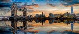 Die Skyline von London: von der Tower Bridge bis zum Tower nach Sonnenuntergang mit Reflektionen in der Themse Mosty Obraz