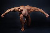 Dynamiczna siła i precyzja bodybuildera Fototapety do Siłowni Fototapeta