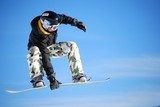 Ekstremalny skok na snowboardzie w górskim krajobrazie Sport Fototapeta