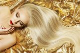 Fashion Model Gold Color Hair Style, Woman Long Waving Hairstyle Fototapety do Salonu Fryzjerskiego Fototapeta