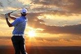 Golfowa precyzja w blasku zachodzącego słońca Sport Fototapeta