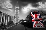 Ikoniczny Big Ben i autobus z flagą Wielkiej Brytanii Fototapety Czarno-Białe Fototapeta