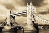 Ikoniczny most Tower Bridge w odcieniach sepii Fototapety Czarno-Białe Fototapeta