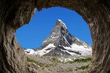 Ikoniczny szczyt Matterhorn widziany z jaskini Fototapety Góry Fototapeta