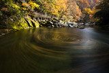 Jesienny krajobraz nad rzeką z wirującą wodą Krajobraz Fototapeta