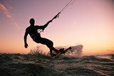 Kitesurfing w blasku zachodzącego słońca Sport Fototapeta