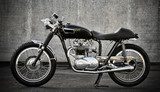 Klasyczny motocykl café racer na industrialnym tle Pojazdy Fototapeta