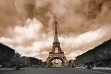 Klasyczny widok na Wieżę Eiffla w odcieniach sepii Fototapety Wieża Eiffla Fototapeta
