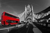 Londyński Tower Bridge z czerwonym autobusem Fototapety Czarno-Białe Fototapeta