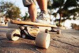 Miejski styl i wolność jazdy na longboardzie Sport Fototapeta