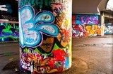 Miejskie graffiti pod mostem w pełnej palecie kolorów Fototapety Graffiti Fototapeta
