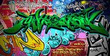 Miejskie graffiti w odcieniach zieleni na kolorowej ścianie Fototapety Graffiti Fototapeta