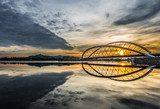 Most o zachodzie słońca nad spokojną taflą wody Fototapety Mosty Fototapeta
