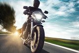 Motocykl w dynamicznej jeździe o zachodzie słońca Pojazdy Fototapeta