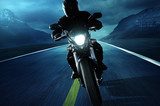 Motocyklista na górskiej drodze w nocnej scenerii Pojazdy Fototapeta