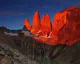 Ogniste szczyty Torres del Paine o świcie Krajobraz Fototapeta