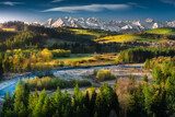 Panorama górska z rzeką i lasami w dolinie Krajobraz Fototapeta