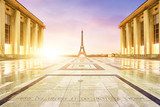 Promienie słońca nad placem Trocadéro Fototapety Wieża Eiffla Fototapeta