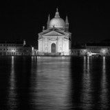 San Giorgio Maggiore nocą nad spokojną wodą Fototapety Czarno-Białe Fototapeta