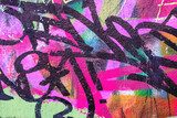 Surowa ściana z graffiti w żywych kolorach Fototapety Graffiti Fototapeta