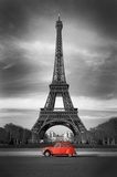 Tour Eiffel et voiture rouge- Paris Fototapety Wieża Eiffla Fototapeta