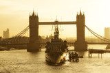 Tower Bridge w złotym świetle z historycznym statkiem Fototapety Mosty Fototapeta