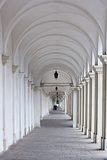 White colonnade with two lovers  Optycznie Powiększające Fototapeta